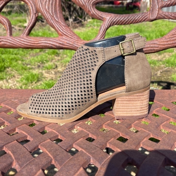 Jessica Simpson Vegan Leather Cut Out Ankle Strap Block Heel Shoes - Picture 7 of 9